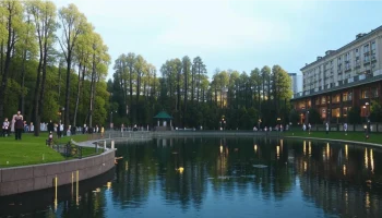 Искусственное озеро на курорте в Петербурге