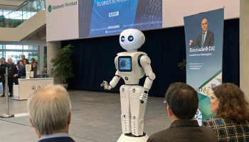 Робот Арди от ПСБ впечатлил гостей форума «Финополис» в Сириусе