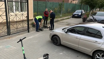 В Анапе иномарка сбила 11-летнего самокатчика во дворе многоэтажки
