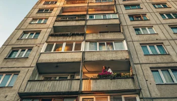 Шестилетняя девочка выпала из окна девятого этажа