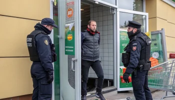 В Краснодаре задержали мужчину за кражу продуктов и повреждение двери супермаркета