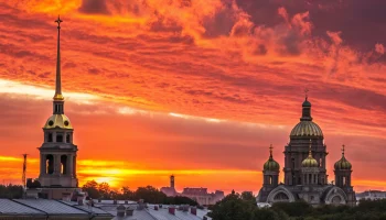 Яркий закат в Петербурге: оранжевое и малиновое небо порадовало жителей города