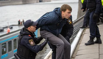В Москве задержали экстремала, прыгнувшего в Москву-реку с крыши поезда метро В Москве задержали экстремала, прыгнувшего в Москву-реку с крыши поезда метро