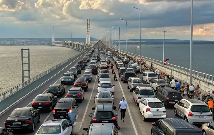 Многокилометровые пробки у Крымского моста 24 августа: ожидание достигает трех часов Многокилометровые пробки у Крымского моста 24 августа: ожидание достигает трех часов