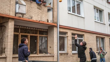 После находки гроба у дома подростки забросали окна хлебом