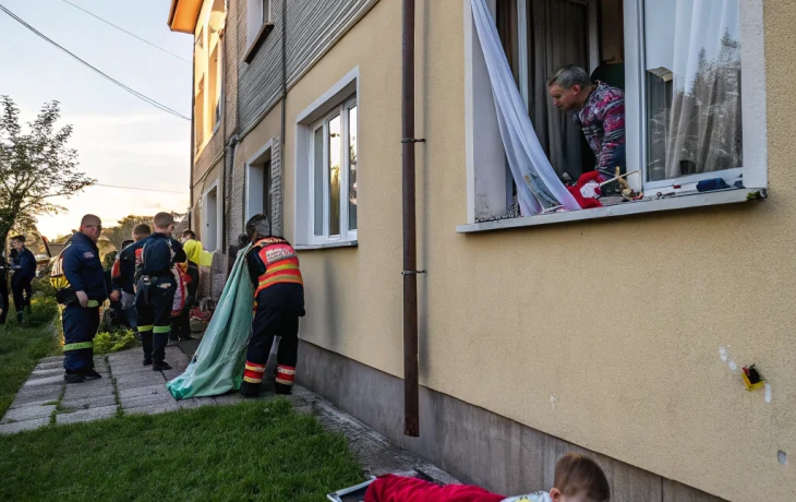 В Екатеринбурге младенец упал из окна: москитная сетка не спасла В Екатеринбурге младенец упал из окна: москитная сетка не спасла