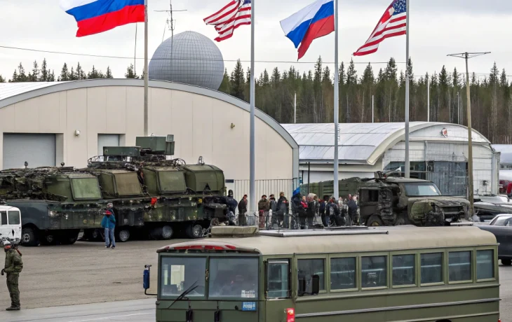 Российских журналистов на встречу Путина и Трампа привезли армейские автобусы Российских журналистов на встречу Путина и Трампа привезли армейские автобусы